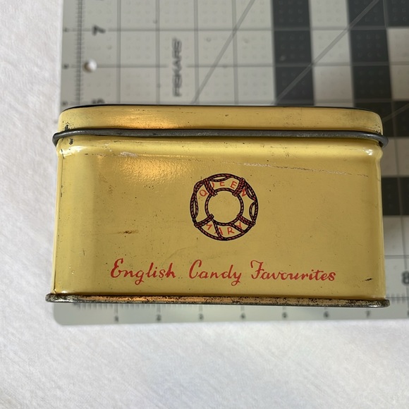 Benson's vintage candy tin, Queen Mary, English Toffee Favourites, hinged lid - Picture 8 of 14